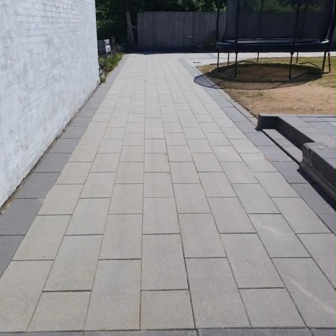 Terrasse før og efter fliserens — efter