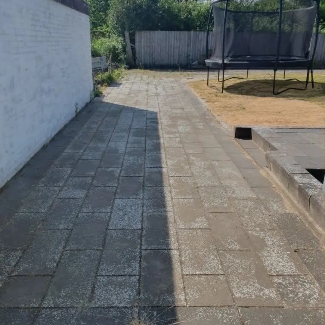 Terrasse før og efter fliserens — før