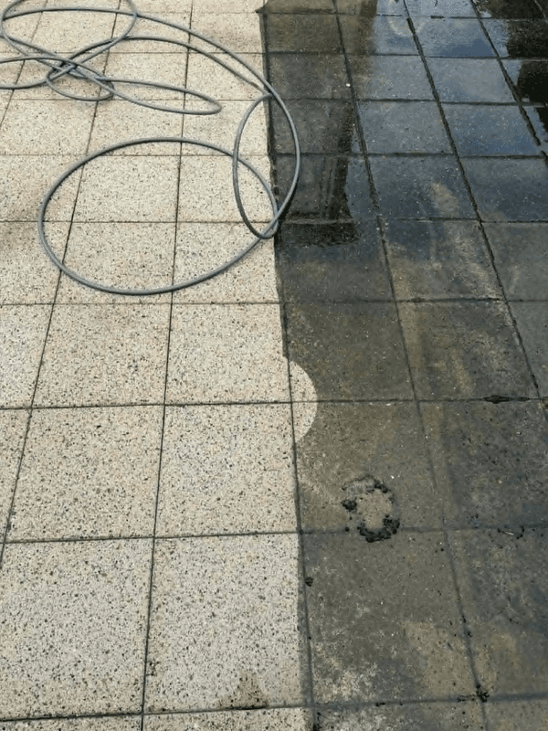 Højtryksrensning af terrassefliser