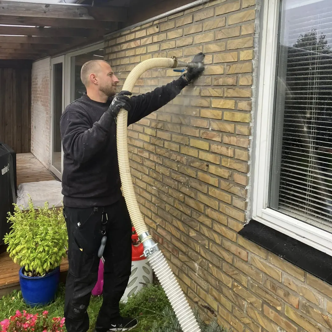 Boring af huller i fugerne til hulmursisolering