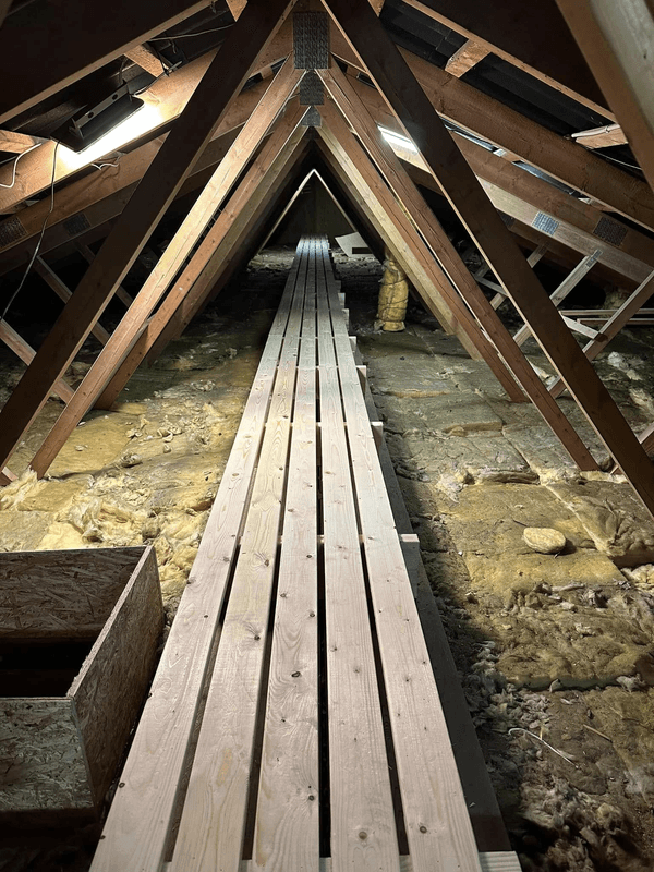 Loft før og efter isolering — før